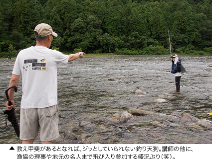 教え甲斐があるとなれば、ジッとしていられない釣り天狗。講師の他に、漁協の理事や地元の名人まで飛び入り参加する盛況ぶり（笑）。